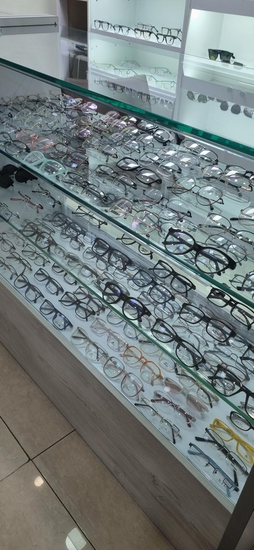 عکس کلینیک بینائی سنجی و عینک سازی سیمین اپتیک 