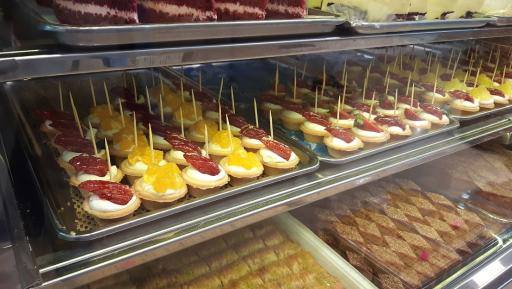 عکس قنادی لادن طلایی