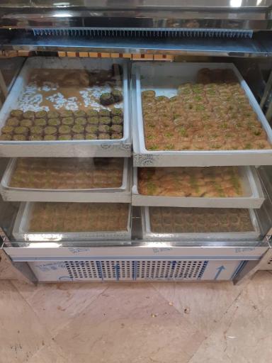 عکس قنادی لادن طلایی