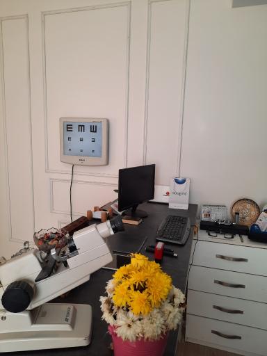 عکس بینایی سنجی و عینک سازی کرمی