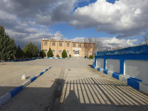 عکس دبیرستان شهدای شهر گیان