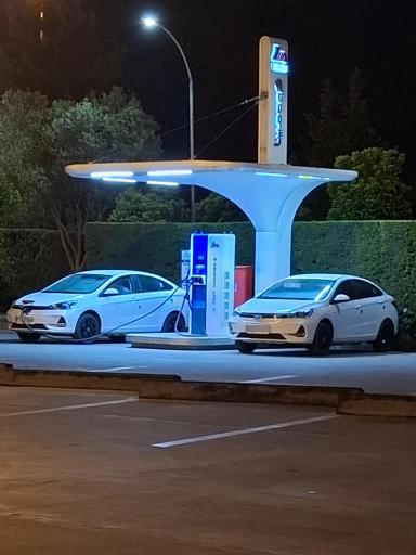 عکس ایستگاه شارژ خودروهای برقی هتل میزبان