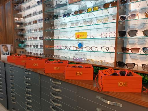 عکس بینایی سنجی و عینک زمرد