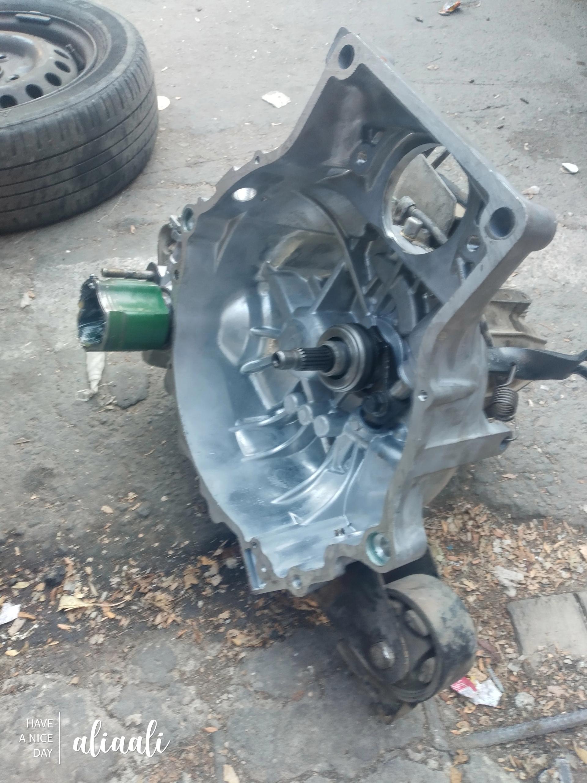 عکس تعمیرگاه آهنگری خاکی