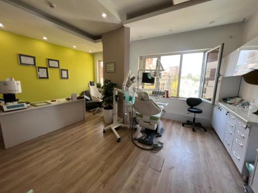 عکس دندانپزشکی دکتر توماج