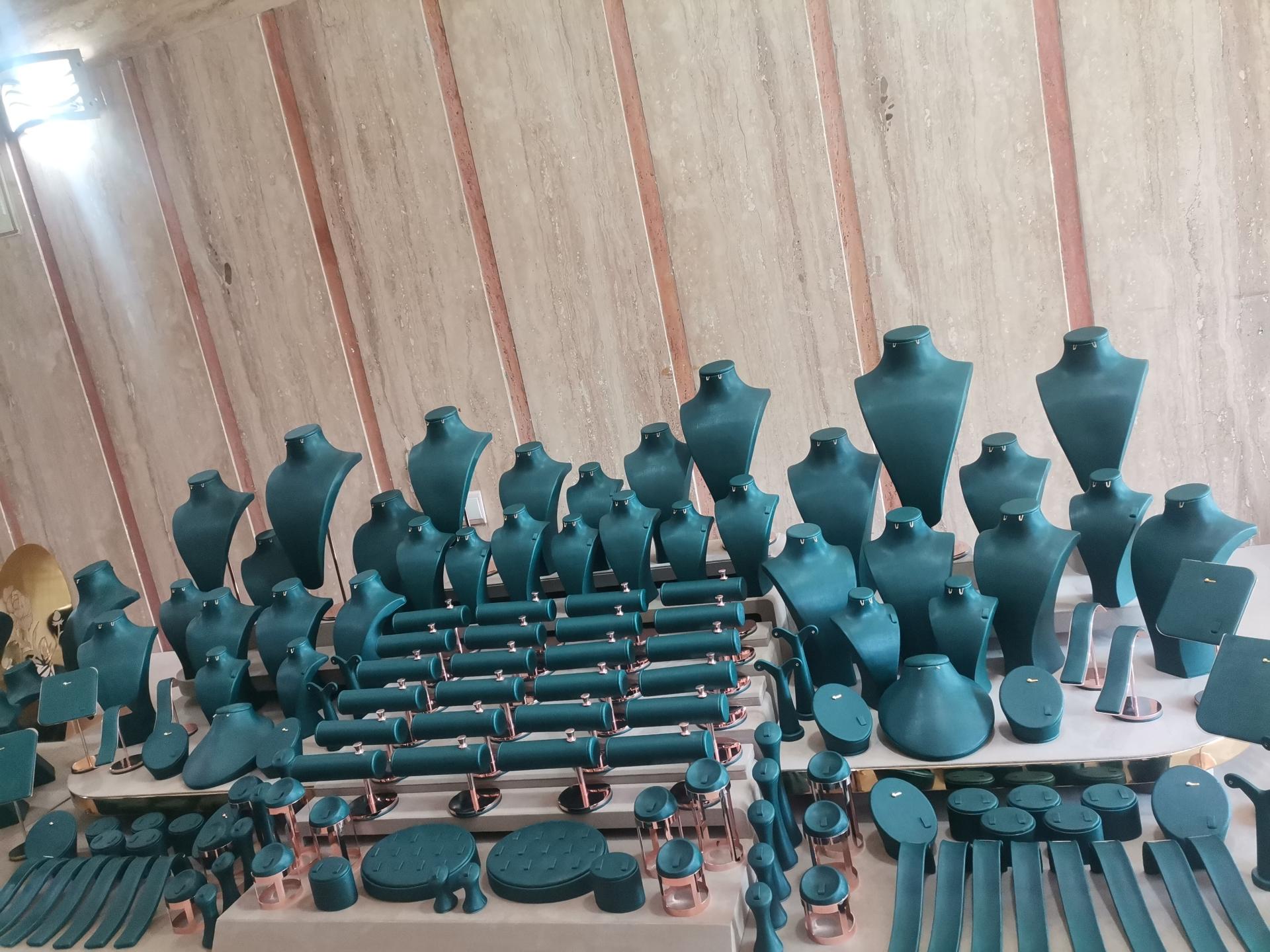 عکس طراحی و اجرای ویترین طلا فروشی هنرمانکن 