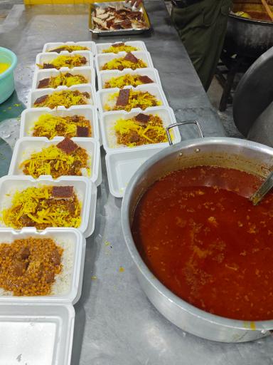 عکس تهیه غذای مسجد قندی