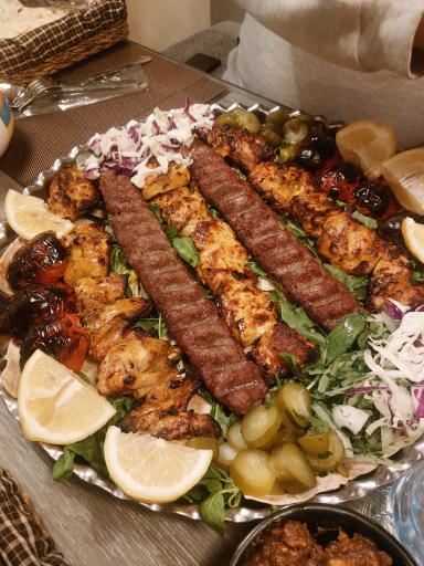 عکس سفره خانه شب های گلوبندک