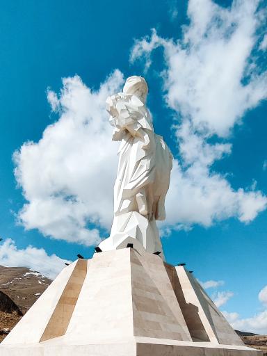 عکس مجسمه مقاومت کردستان