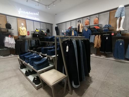 عکس جین وست (شعبه فدک مال)