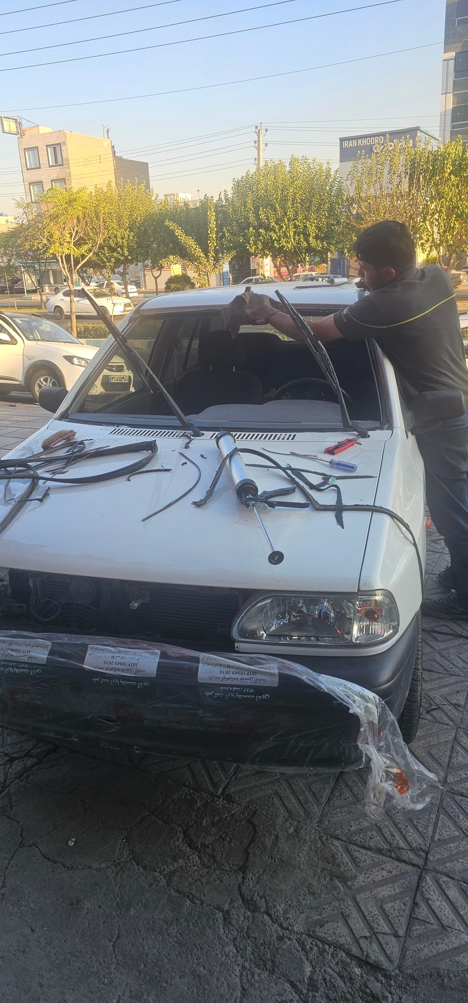 عکس شیشه اتومبیل قلی زاده