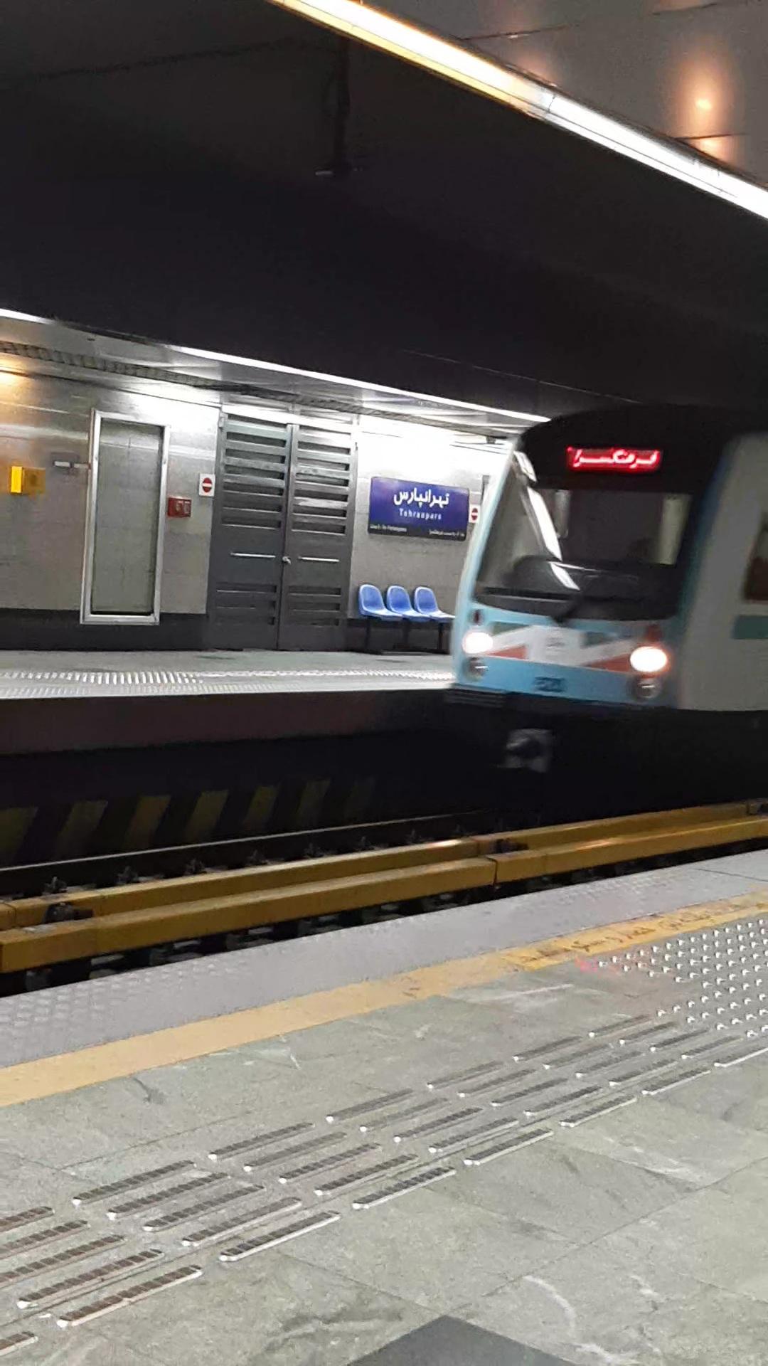 عکس ورودی مترو ایستگاه تهرانپارس