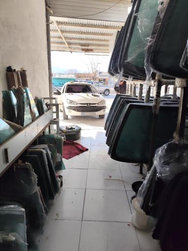 عکس شیشه اتومبیل امیر 