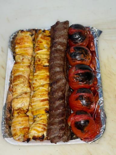 عکس تهیه غذای برادران