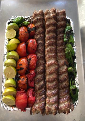 عکس تهیه غذای برادران