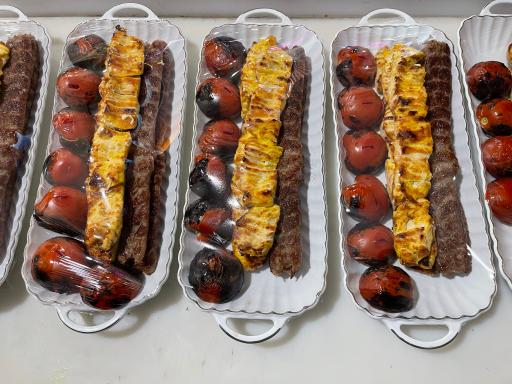 عکس تهیه غذای برادران