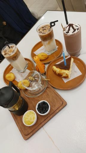 عکس کافه قنادی مادلن