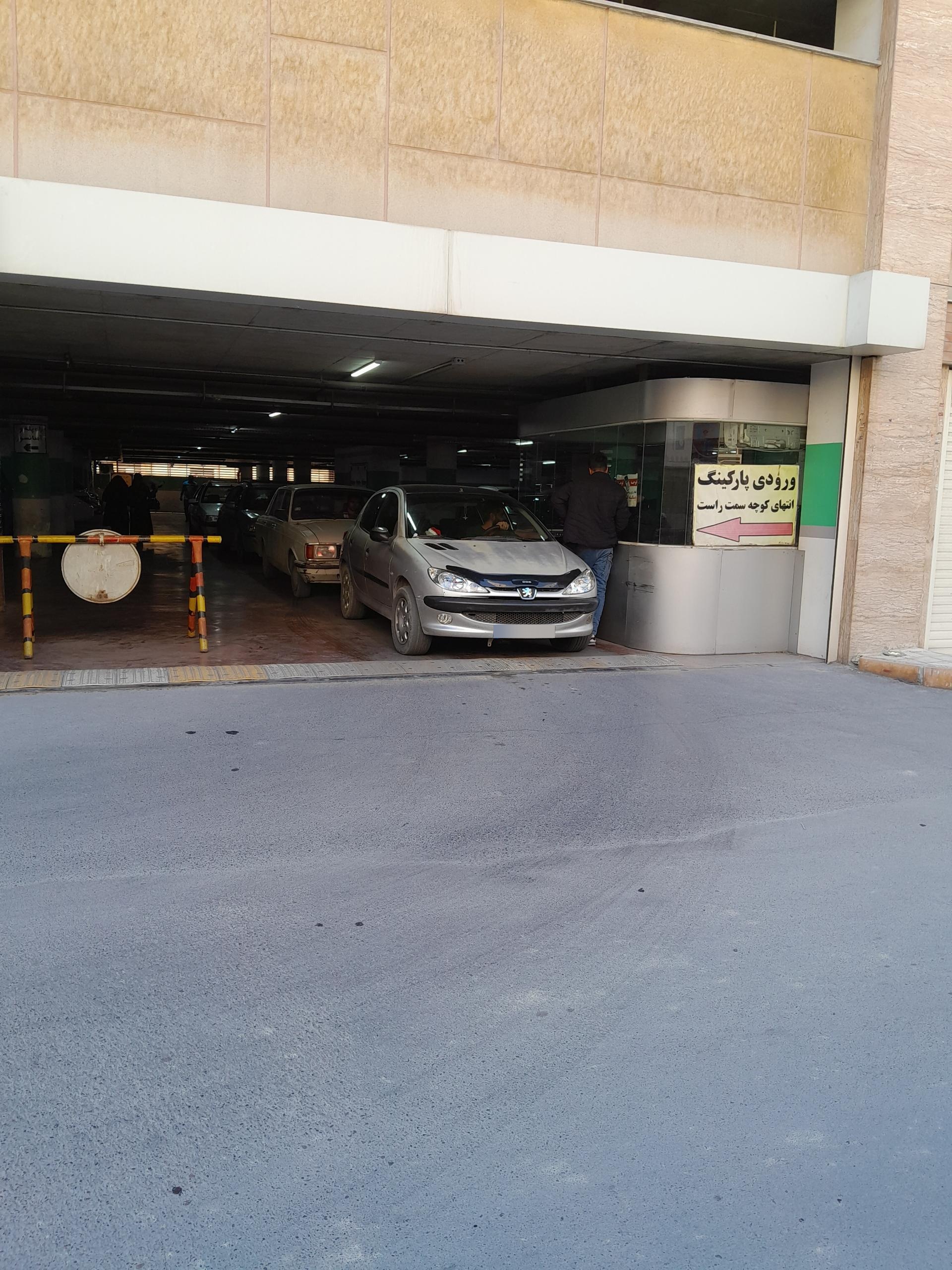عکس پارکینگ طبقاتی بیمارستان صدوقی