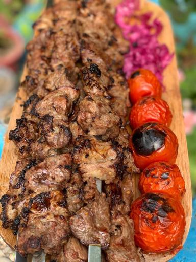 عکس باغچه رستوران هرمان