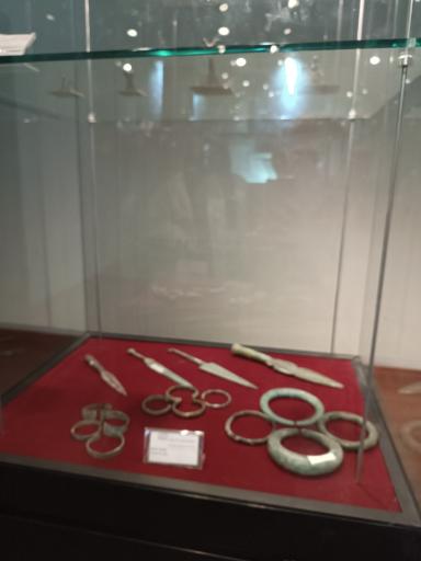 عکس موزه باستان شناسی و مردان نمکی