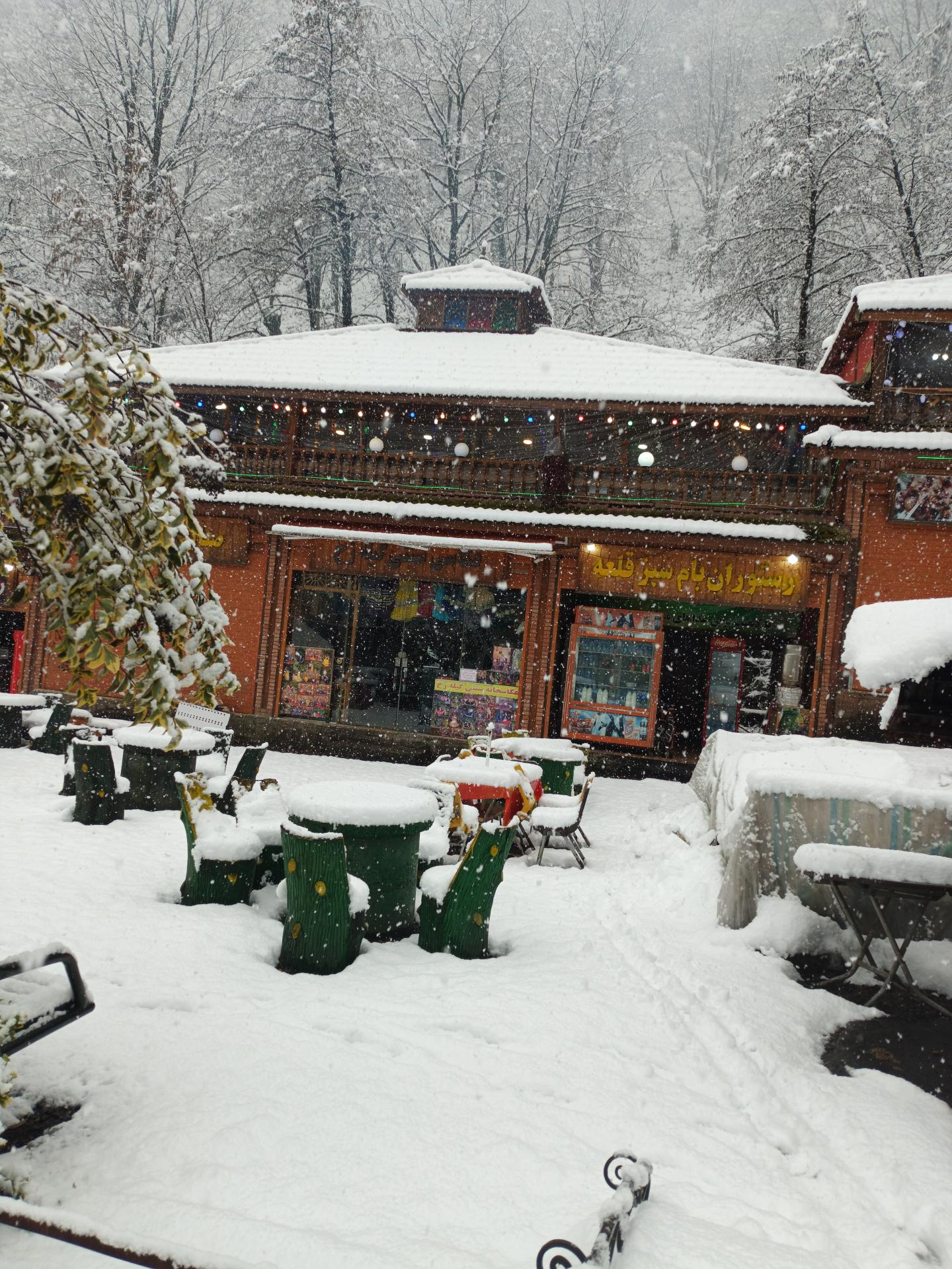 عکس رستوران بام سبز قلعه