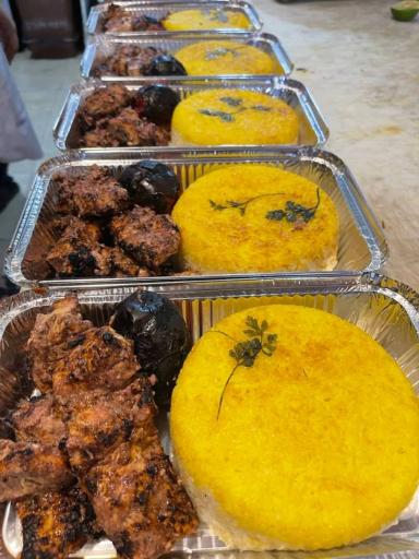 عکس سفارش گیری غذای عمده رستوران ریژان 