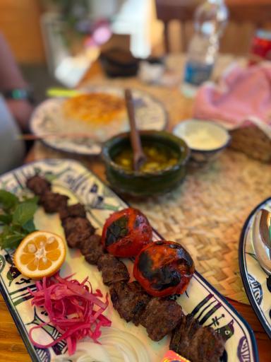 عکس باغ رستوران افرا