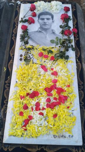 عکس مزار ناصر زرین چقایی