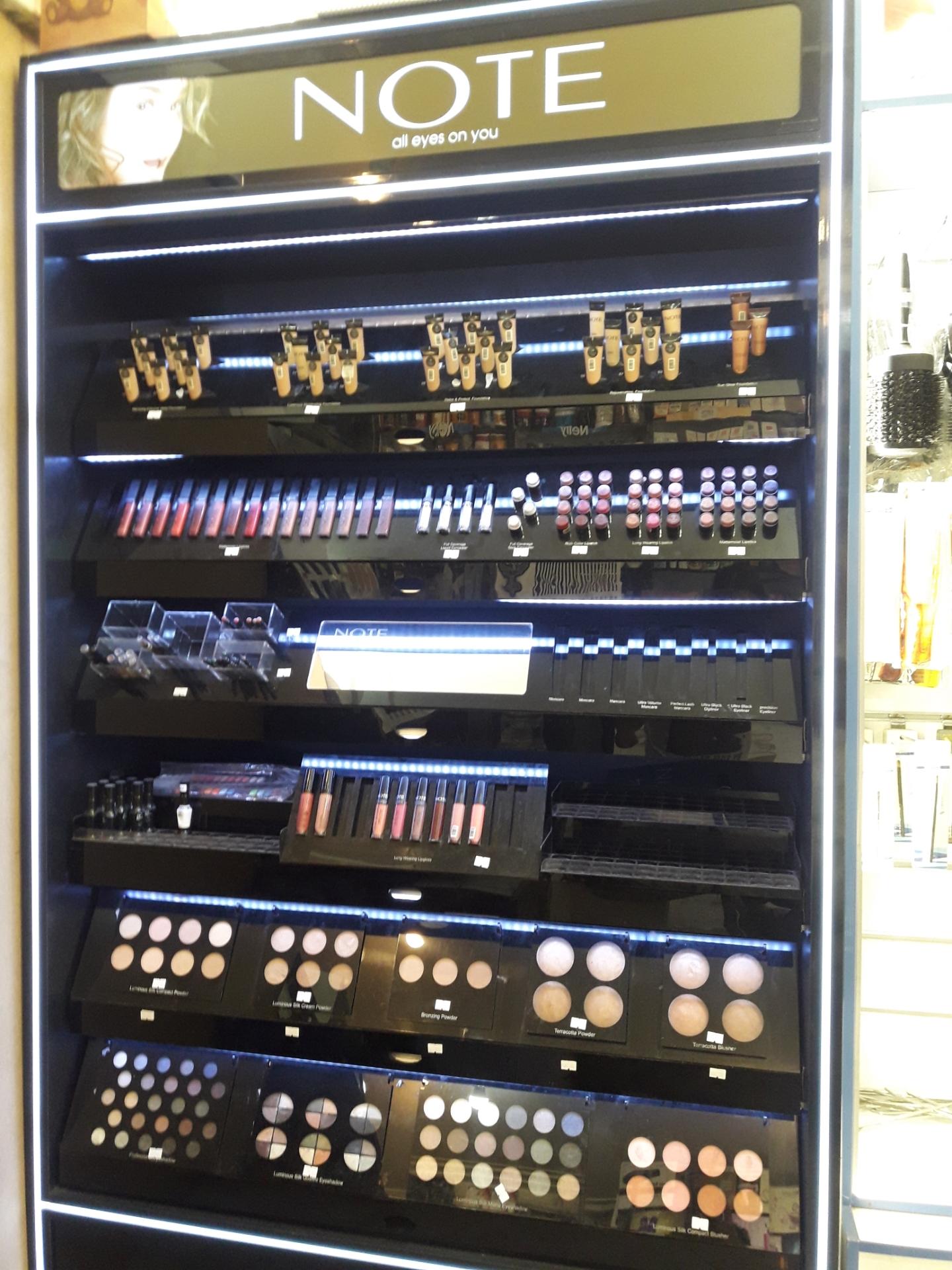 عکس فروشگاه لوازم آرایشی هستی