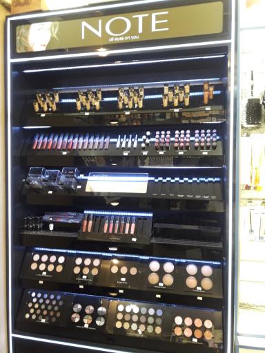 عکس فروشگاه لوازم آرایشی هستی