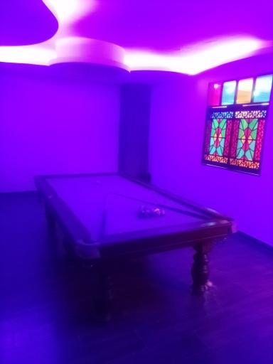 عکس کافه بیلیارد سرخ آبی