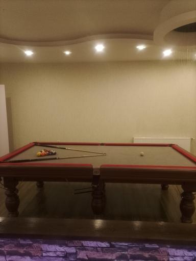 عکس کافه بیلیارد سرخ آبی
