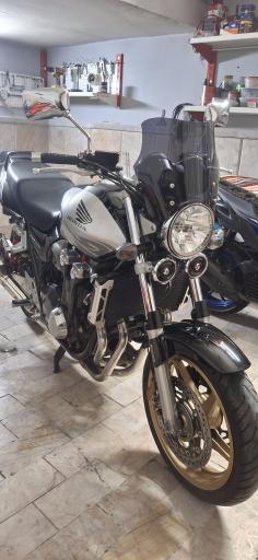 عکس تعمیرگاه و لوازم یدکی موتور سیکلت