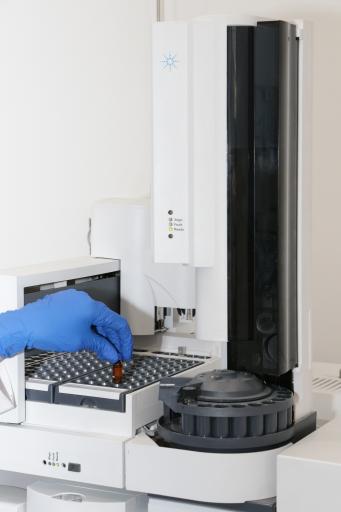 عکس آزمایشگاه تخصصی پرتو بشاش