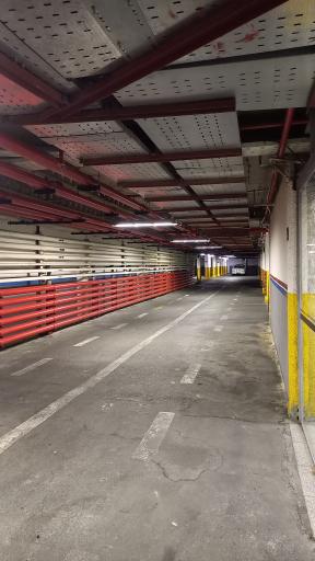 عکس پارکینگ بازار مبل ایران