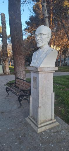 عکس مجسمه سردیس محمد تقی بهار