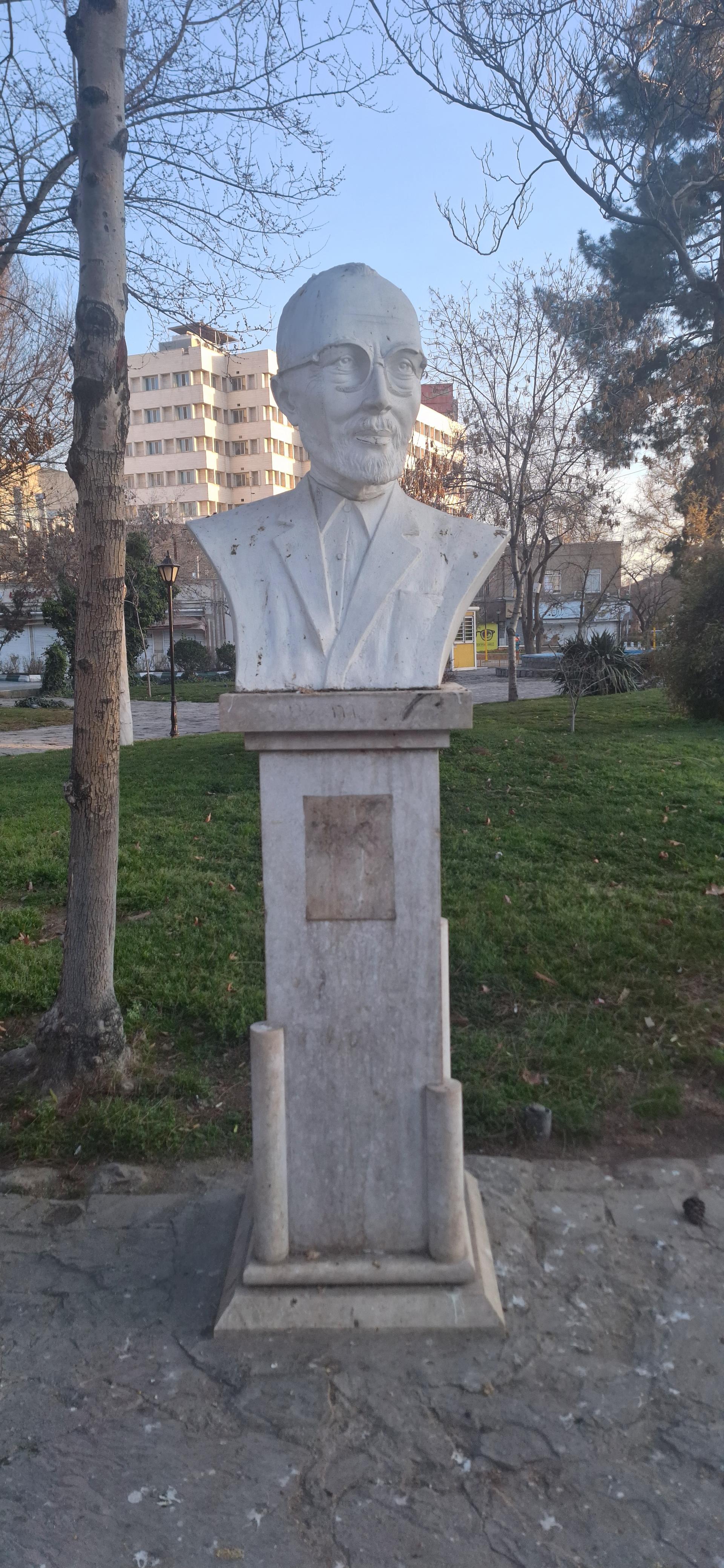 عکس مجسمه سردیس محمد تقی بهار