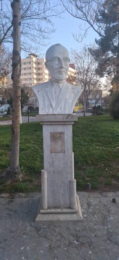 عکس مجسمه سردیس محمد تقی بهار