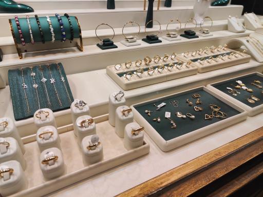 عکس گالری طلا و جواهر اهورا