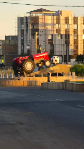 عکس میدان تراکتور