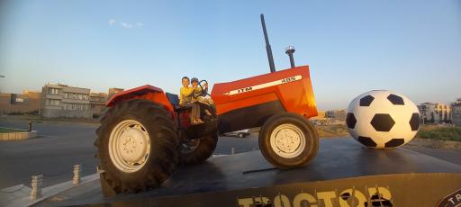 عکس میدان تراکتور