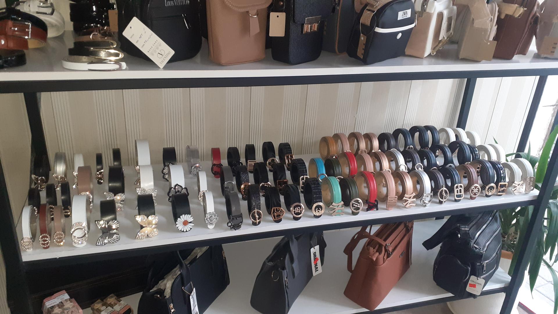 عکس فروشگاه کیف و کفش بشکاف