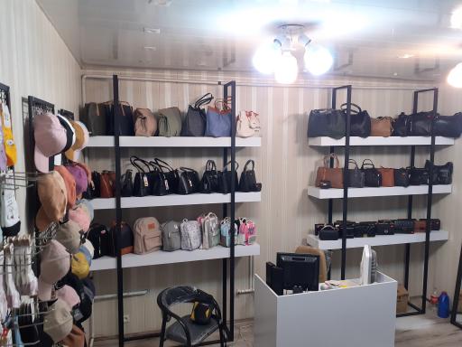 عکس فروشگاه کیف و کفش بشکاف