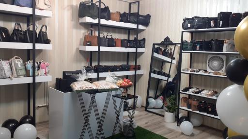عکس فروشگاه کیف و کفش بشکاف