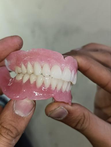 عکس لابراتوار دندانسازی یونیک