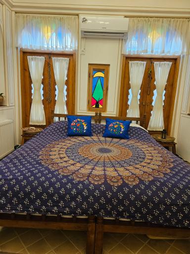 عکس عمارت قاجاری ماه گرفته