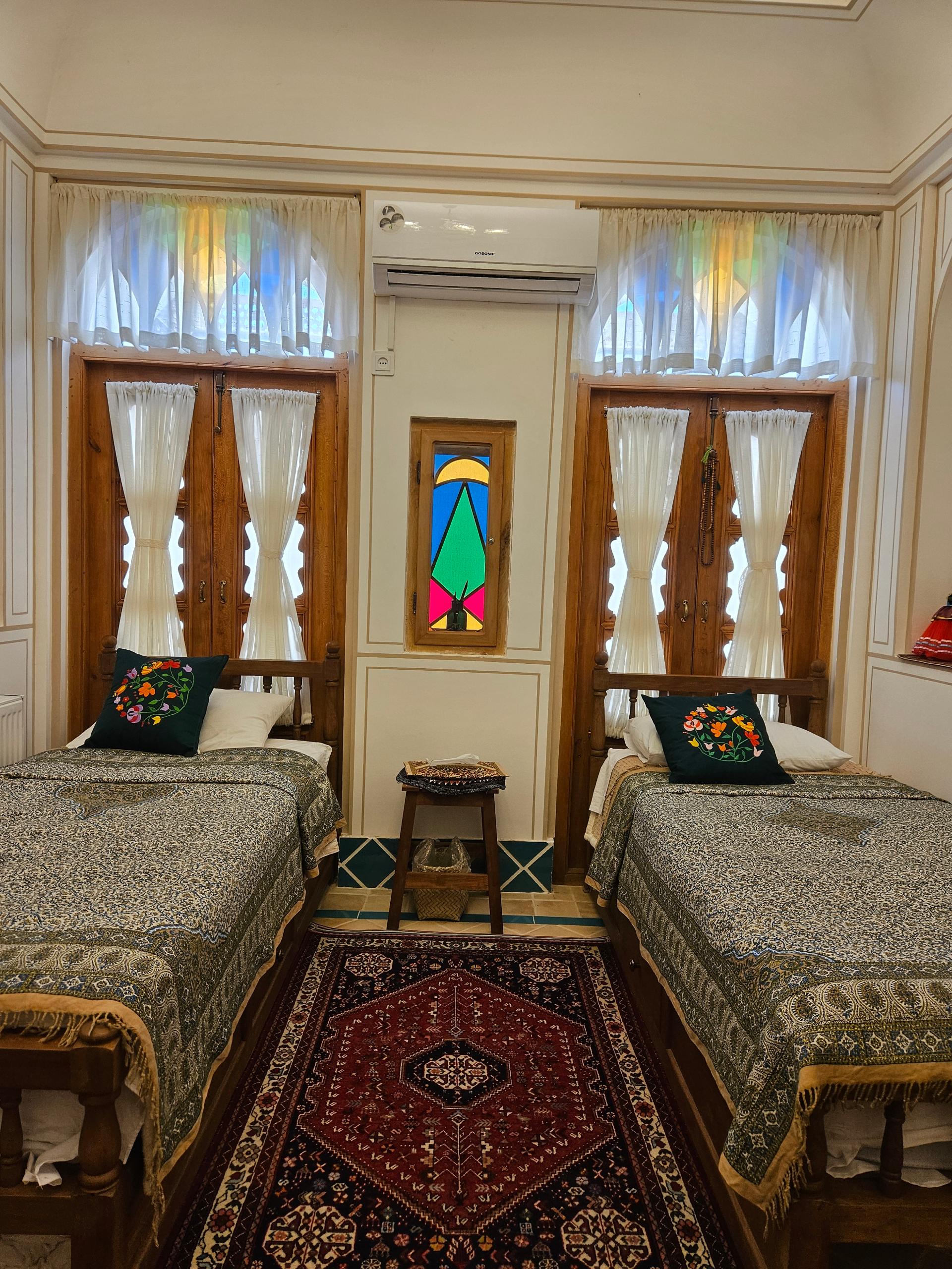 عکس عمارت قاجاری ماه گرفته