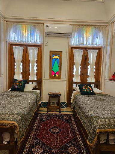 عکس عمارت قاجاری ماه گرفته