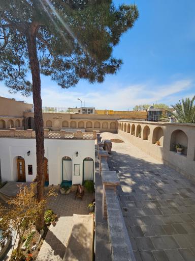 عکس عمارت قاجاری ماه گرفته