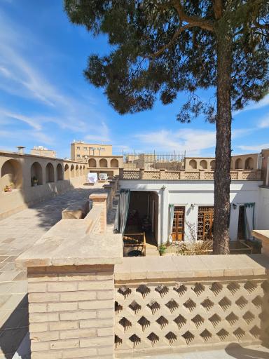 عکس عمارت قاجاری ماه گرفته